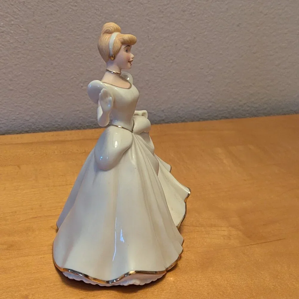 Disney Showcase Collection Cinderella Lenox Classics New in Box COA